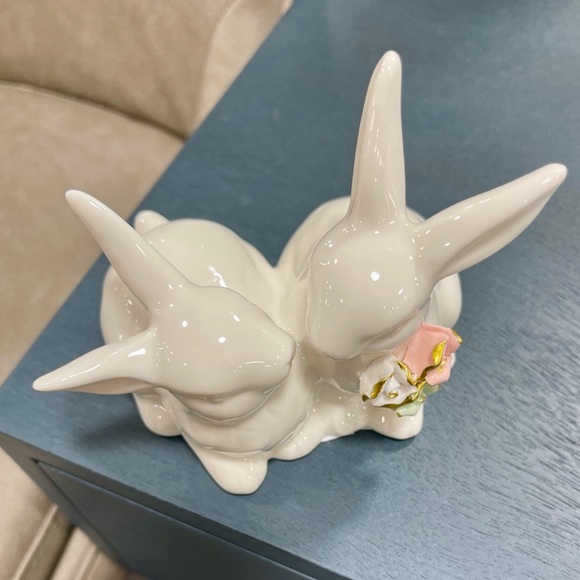 Easter Bunny Couple Ivory Ceramic with Pink & Green Flowers NEW - Picture 3 of 3
